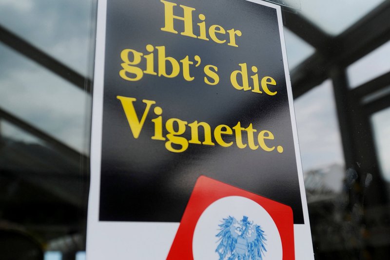 Wer spontan vor dem Grenzübertritt eine Autobahn-Vignette für Österreich benötigt, muss dafür künftig nicht mehr zwingend eine grenznahe Verkaufsstelle anfahren. Foto: Asfinag