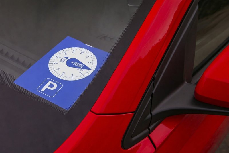 Foto: SP-X/mit KI-Unterstützung - In Österreich braucht man spezielle Parkscheiben mit feiner Skala